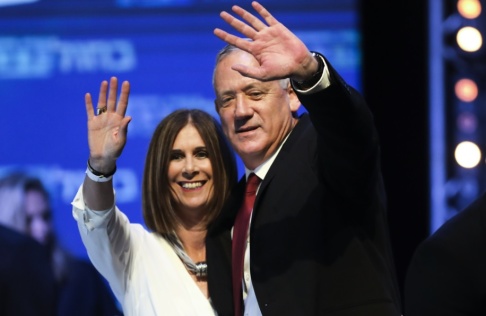 Oded Balilty/AP/TT Benny Gantz, ledare för Blåvita alliansen, hälsar tillsammans med sin fru Revital Gantz till sina anhängare. Oded Balilty/AP/TT Benny Gantz, ledare för Blåvita alliansen, hälsar tillsammans med sin fru Revital Gantz till sina anhängare.