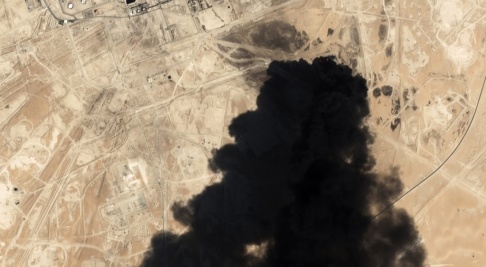 Planet Labs/AP/TT Tjock svart rök steg i lördags från Saudi Aramcos oljeanläggning i Abqaiq. Arkivbild. Planet Labs/AP/TT Tjock svart rök steg i lördags från Saudi Aramcos oljeanläggning i Abqaiq. Arkivbild.
