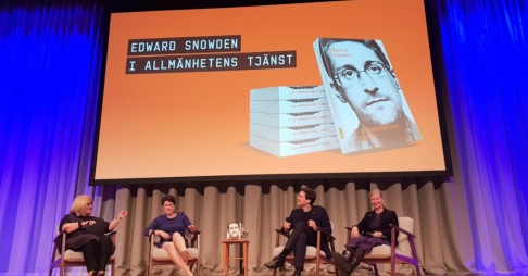 Lars Pedersen/TT Intresset var stort när Edward Snowdens biografi "I allmänhetens tjänst" släpptes på Rivals stora scen i Stockholm. Lars Pedersen/TT Intresset var stort när Edward Snowdens biografi "I allmänhetens tjänst" släpptes på Rivals stora scen i Stockholm.