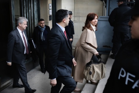 Sebastian Pani/AP/TT Cristina Kirchner lämnar en domstol i Buenos Aires efter att tidigare i september ha vittnat i ett annat korruptionsmål mot henne. Sebastian Pani/AP/TT Cristina Kirchner lämnar en domstol i Buenos Aires efter att tidigare i september ha vittnat i ett annat korruptionsmål mot henne.