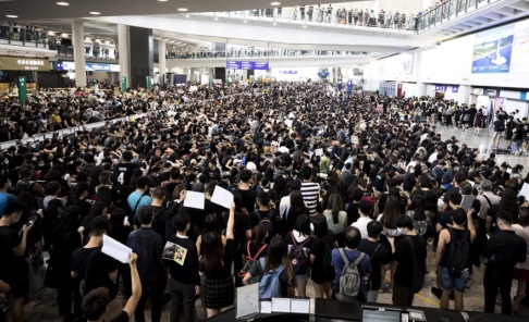 Vincent Thian/AP/TT Protester på Hongkongs internationella flygplats i augusti. Vincent Thian/AP/TT Protester på Hongkongs internationella flygplats i augusti.