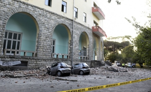 Hektor Pustina/AP/TT Parkerade bilar i Tirana som träffats av nedfallande bråte i samband med jordbävningen. Hektor Pustina/AP/TT Parkerade bilar i Tirana som träffats av nedfallande bråte i samband med jordbävningen.