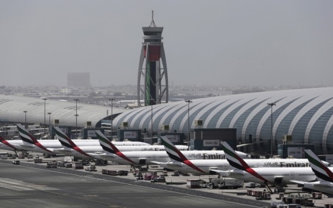 Kamran Jebreili/AP/TT Den internationella flygplatsen i Dubai. Arkivbild. Kamran Jebreili/AP/TT Den internationella flygplatsen i Dubai. Arkivbild.