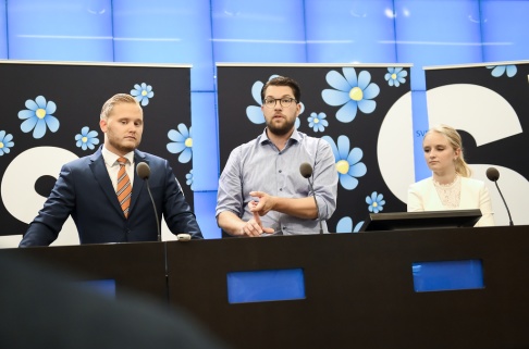 STOCKHOLM 20180816 Sverigedemokraternas ledare Jimmie Åkesson (SD) presenterar partiets nya talespersoner Henrik Vinge och Ebba Hermansson vid en pressträff i riksdagens presscenter. Foto: Hanna Franzén / TT. Arkivbild. STOCKHOLM 20180816 Sverigedemokraternas ledare Jimmie Åkesson (SD) presenterar partiets nya talespersoner Henrik Vinge och Ebba Hermansson vid en pressträff i riksdagens presscenter. Foto: Hanna Franzén / TT. Arkivbild.