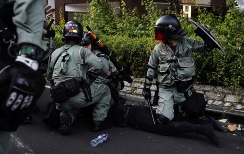 Vincent Yu/AP/TT Kravallpolis i Hongkong under söndagens demonstrationer. Amnesty International vill att Hongkongpolisen utreds. Vincent Yu/AP/TT Kravallpolis i Hongkong under söndagens demonstrationer. Amnesty International vill att Hongkongpolisen utreds.