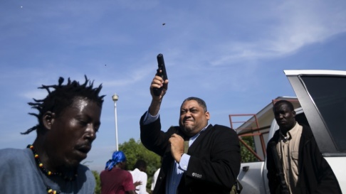 Chery Dieu-Nalio/AP/TT Händelsen fångad på bild av den skjutne AP-fotografen. Chery Dieu-Nalio/AP/TT Händelsen fångad på bild av den skjutne AP-fotografen.