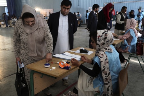 Rahmat Gul Ashraf Ghani, Afghanistans president, lägger sin röst. Han hoppas bli omvald för en andra mandatperiod i dagens val. Rahmat Gul Ashraf Ghani, Afghanistans president, lägger sin röst. Han hoppas bli omvald för en andra mandatperiod i dagens val.