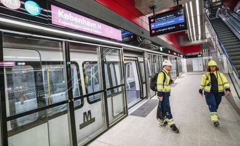 Johan Nilsson/TT Fejande in i det sista på stationen på Köpenhamns centralstation i veckan. Nu drar trafiken i gång på den nya tunnelbanelinjen Cityringen i Köpenhamn. Johan Nilsson/TT Fejande in i det sista på stationen på Köpenhamns centralstation i veckan. Nu drar trafiken i gång på den nya tunnelbanelinjen Cityringen i Köpenhamn.