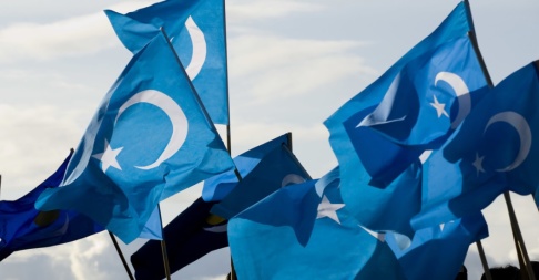 Jonas Ekströmer/ TT Flaggan för Östturkestan, en stat som har existerat två gånger – under 30 och 40-talet, är en symbol för många uigurer Jonas Ekströmer/ TT Flaggan för Östturkestan, en stat som har existerat två gånger – under 30 och 40-talet, är en symbol för många uigurer