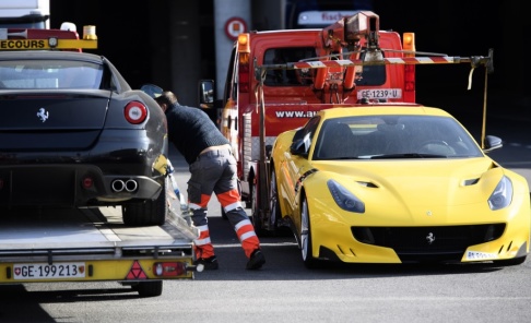 Laurent Gillieron/AP/TT På bilden bogseras två Ferraribilar bort av polisen vid Genèves flygplats 2016 sedan de beslagtagits i samband med en korruptionsutredning mot Ekvatorialguineas vicepresident. Nu ska en samling av hans lyxbilar säljas på auktion. Arkivbild Laurent Gillieron/AP/TT På bilden bogseras två Ferraribilar bort av polisen vid Genèves flygplats 2016 sedan de beslagtagits i samband med en korruptionsutredning mot Ekvatorialguineas vicepresident. Nu ska en samling av hans lyxbilar säljas på auktion. Arkivbild