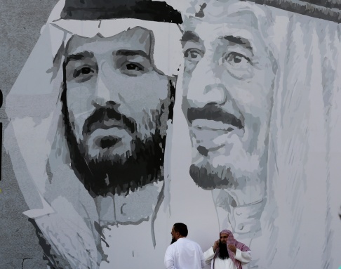 Amr Nabil/AP/TT Ett porträtt av Mohammed bin Salman och fadern kung Salman i Riyad. Kungen är nu så gammal att kronprinsen anses att i praktiken styra landet. Amr Nabil/AP/TT Ett porträtt av Mohammed bin Salman och fadern kung Salman i Riyad. Kungen är nu så gammal att kronprinsen anses att i praktiken styra landet.