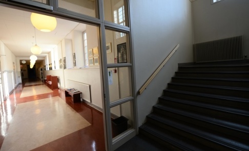 FREDRIK SANDBERG / TT En person gjorde utfall med en kniv på gymnasieskolan. Arkivbild. FREDRIK SANDBERG / TT En person gjorde utfall med en kniv på gymnasieskolan. Arkivbild.