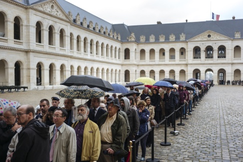 Kamil Zihnioglu/AP/TT Tusentals människor köade framför IInvaliddomen i Paris för att visa sin aktning för landets förre president Jacques Chirac som avled tidigare i veckan. Kamil Zihnioglu/AP/TT Tusentals människor köade framför IInvaliddomen i Paris för att visa sin aktning för landets förre president Jacques Chirac som avled tidigare i veckan.