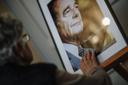 Kamil Zihnioglu /AP/TT En kvinna visar sin respekt för Frankrikes förre president Jacques Chirac som avled i torsdags. Kamil Zihnioglu /AP/TT En kvinna visar sin respekt för Frankrikes förre president Jacques Chirac som avled i torsdags.