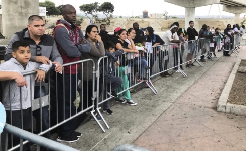 Elliot Spagat/AP/TT Asylsökande i Tijuana i Mexiko vid en gränsövergång till USA. Arkivbild Elliot Spagat/AP/TT Asylsökande i Tijuana i Mexiko vid en gränsövergång till USA. Arkivbild