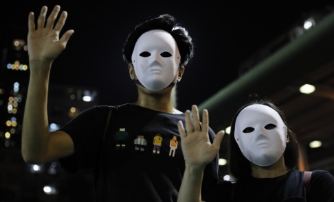 Kin Cheung/AP/TT Maskerade demonstranter håller upp sina fingrar, vilket syftar på fem krav de har för att sluta protestera. Kin Cheung/AP/TT Maskerade demonstranter håller upp sina fingrar, vilket syftar på fem krav de har för att sluta protestera.