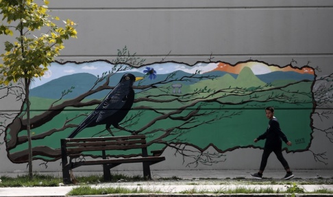 Darko Vojinovic Graffiti i den delade staden Mitrovica, en symbol för hur kluvet Kosovo fortfarande är. Darko Vojinovic Graffiti i den delade staden Mitrovica, en symbol för hur kluvet Kosovo fortfarande är.