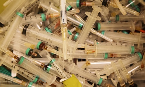 Martina Holmberg / TT Sprututbyte för personer som missbrukar narkotika är en metod för att förbättra hälsan bland narkomaner. Nu går Norge vidare och testar att ge tunga missbrukare gratis heroin. Arkivbild. Martina Holmberg / TT Sprututbyte för personer som missbrukar narkotika är en metod för att förbättra hälsan bland narkomaner. Nu går Norge vidare och testar att ge tunga missbrukare gratis heroin. Arkivbild.