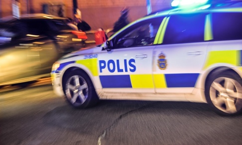 Anders Wiklund/TT En kvinna fick föras till sjukhus och två män jagas misstänkta för misshandel i Landskorna. Arkivbild. Anders Wiklund/TT En kvinna fick föras till sjukhus och två män jagas misstänkta för misshandel i Landskorna. Arkivbild.