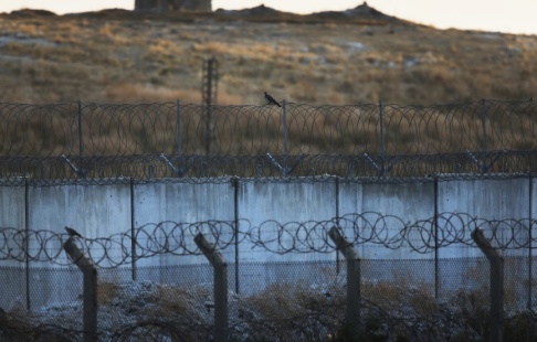 Lefteris Pitarakis/AP/TT Bild tagen från den turkiska sidan av gränsen mot Syrien på tisdagen. Lefteris Pitarakis/AP/TT Bild tagen från den turkiska sidan av gränsen mot Syrien på tisdagen.