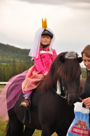 Thelma och Elva på Gneistis maskeradtölt