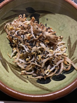 Stekta böngroddar med sesamolja, salt och svarta sesamfrön