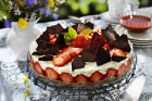 Citrusfromagetårta med jordgubbar, chokladflarn & hallonsås, recept, På tallriken, matblogg