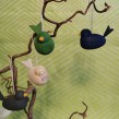 Dekorativa små fåglar hängen