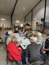 Fika i Andersgårds stora maskinhall