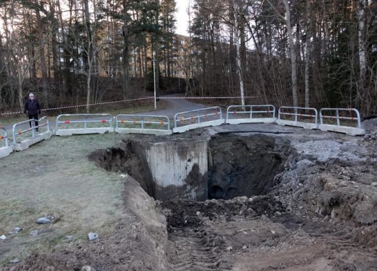 Bild från Lidingösidan för ett år sedan. Här gick vattenledningen sönder. Svevia fick gräva extra långt ner för att kunna frilägga. Hösätrahusen i bakgrunden. Bild från Lidingösidan för ett år sedan. Här gick vattenledningen sönder. Svevia fick gräva extra långt ner för att kunna frilägga. Hösätrahusen i bakgrunden.