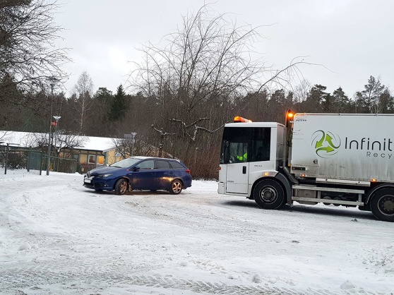 Vändzonen utanför förskolan fylls varje morgon av bilar när jäktade föräldrar ska lämna av sina barn. Då kan renhållningsbilen få vänta. Vändzonen utanför förskolan fylls varje morgon av bilar när jäktade föräldrar ska lämna av sina barn. Då kan renhållningsbilen få vänta.