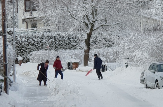 Snöskottning för att kunna köra ut bilen. Men trottoarerna var ordentligt plogade på Jupitervägen. Läsarbild. Snöskottning för att kunna köra ut bilen. Men trottoarerna var ordentligt plogade på Jupitervägen. Läsarbild.