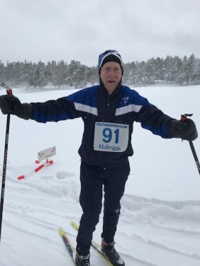 Lennart Centerlind, segrare i 80 års klassen tog skidorna både till och från tävlingsplatsen eftersom vägarna tidigt på morgonen var oplogade.