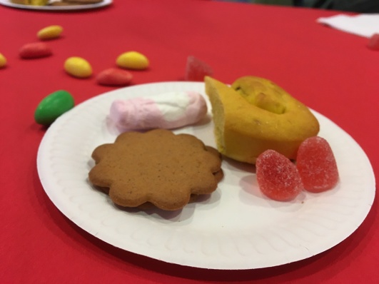 Det sista godiset, en bit lussekatt och pepparkaka. Det sista godiset, en bit lussekatt och pepparkaka.