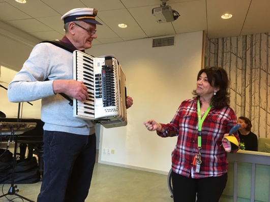 Bert Öhlund och Maria Solomon var ansvariga för dans och glädje dagen till ära. Bert Öhlund och Maria Solomon var ansvariga för dans och glädje dagen till ära.