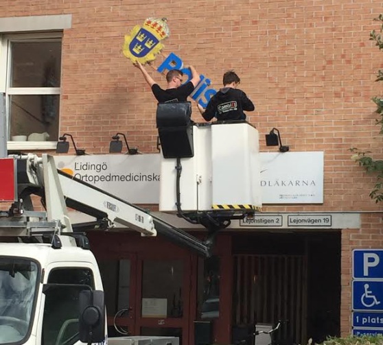 Polisen tog ner skylten 2016. Debattören tycker det är dags att ta bort den från dörren också. Foto: Lidingösidans arkiv. Polisen tog ner skylten 2016. Debattören tycker det är dags att ta bort den från dörren också. Foto: Lidingösidans arkiv.