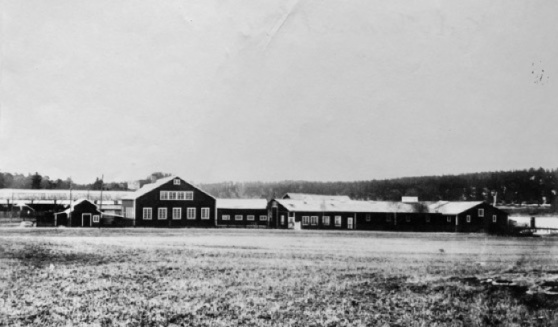Varvet var fullt utbyggt 1937. Från vänster ses lilla förvaringsskjulet, stora verkstaden med smedja och mekanisk verkstad, därefter stora förvaringsskjulet som i ena hörnet innehåller lägenhet och kontor. Stora verkstaden till vänster i bild finns fortfarande kvar idag. Foto: Lidingö Stadsarkiv.