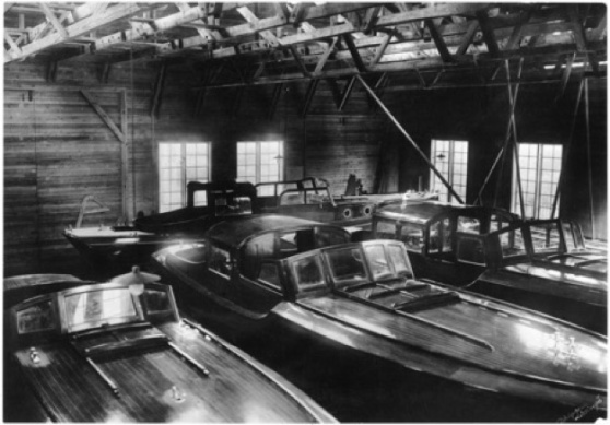 Stora förvaringsskjulet 1933. Här vinterförvarades och rustades många vackra Fröbergs-byggen. I mitten ses m/s Graziella, en halvsalong-motorbåt. Foto: Sjöhistoriska museet.
