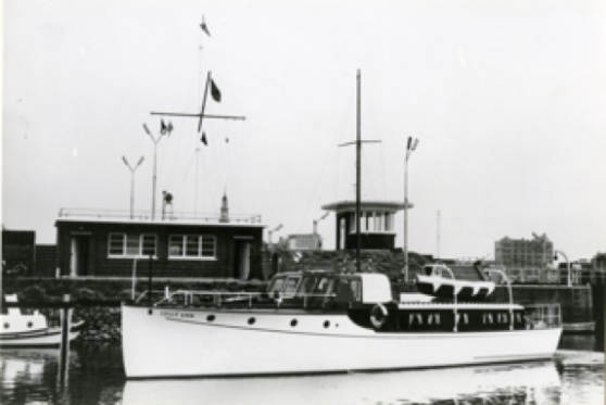 Motorjakten Lilly Ann, 16,0 x 3,10 meter, byggdes på Fröbergs varv 1936, konstruktör var CG Pettersson. Foto: Sjöhistoriska museet.