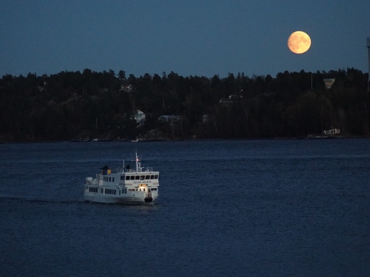 Supermåne utanför Gåshaga, sist det begav sig. Foto: Jan Sjöberg. Supermåne utanför Gåshaga, sist det begav sig. Foto: Jan Sjöberg.