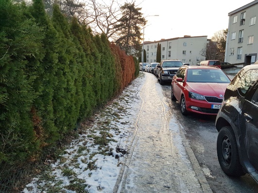En trottoar på Källängsvägen innan sandbilen hann dit. En trottoar på Källängsvägen innan sandbilen hann dit.