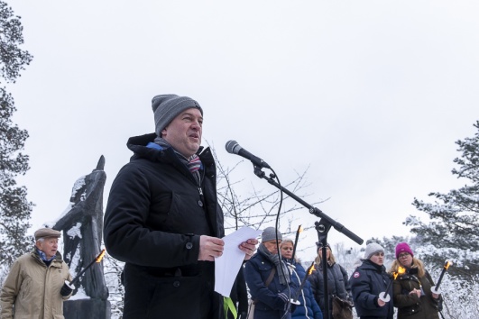 Kommunstyrelsens ordförande Daniel Källenfors höll tal och en tyst minut. Kommunstyrelsens ordförande Daniel Källenfors höll tal och en tyst minut.