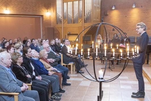 Kulturchefen John Svensson i Ansgarskyrkan. På första raden överlevare från förintelsen; Kate Wacz, hennes bror Gustav Kadelburger och Elisabeth Masur samt Ungerns ambassadör Adrien Müller. Kulturchefen John Svensson i Ansgarskyrkan. På första raden överlevare från förintelsen; Kate Wacz, hennes bror Gustav Kadelburger och Elisabeth Masur samt Ungerns ambassadör Adrien Müller.