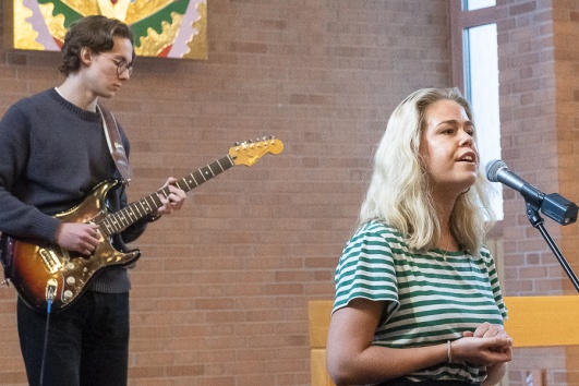 Fin sång framfördes av Ellinor Pålson, på gitarr: Elvin Ro. Fin sång framfördes av Ellinor Pålson, på gitarr: Elvin Ro.