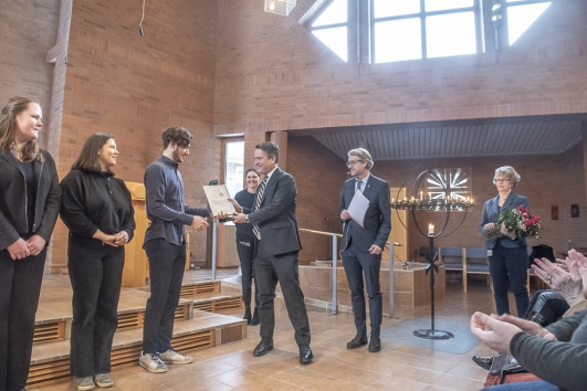 Hersby gymnasium får pris. Daniel Källenfors delar ut priset. Hersby gymnasium får pris. Daniel Källenfors delar ut priset.