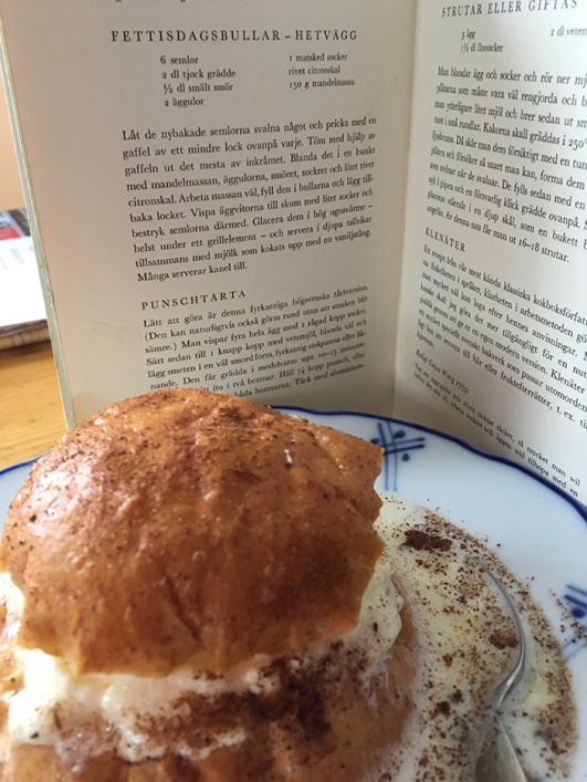 Kärt barn har många namn! I Tore Wretmans bok ”Svensk husmanskost” står att läsa om Fettisdagsbullar som ”Hetvägg”, namnet kom från ”Hete weggen”- varma bullar som serverades vid dåtidens fina kalas. Kärt barn har många namn! I Tore Wretmans bok ”Svensk husmanskost” står att läsa om Fettisdagsbullar som ”Hetvägg”, namnet kom från ”Hete weggen”- varma bullar som serverades vid dåtidens fina kalas.