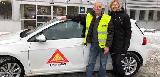 Grannsamverkaren Kjell Jansson och stadens preventionssamordnare Anna Sundin Adolfsson, framför den nya, eldrivna grannsamverkansbilen. Grannsamverkaren Kjell Jansson och stadens preventionssamordnare Anna Sundin Adolfsson, framför den nya, eldrivna grannsamverkansbilen.