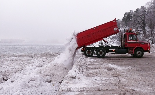 Snötippning vid Larsbergs brygga. Foto: Lidingösidan arkiv. Snötippning vid Larsbergs brygga. Foto: Lidingösidan arkiv.