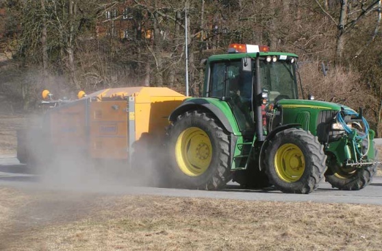Ett tydligt vårtecken är när sandsopningen börjar. Foto: Lidingösidans arkiv. Ett tydligt vårtecken är när sandsopningen börjar. Foto: Lidingösidans arkiv.