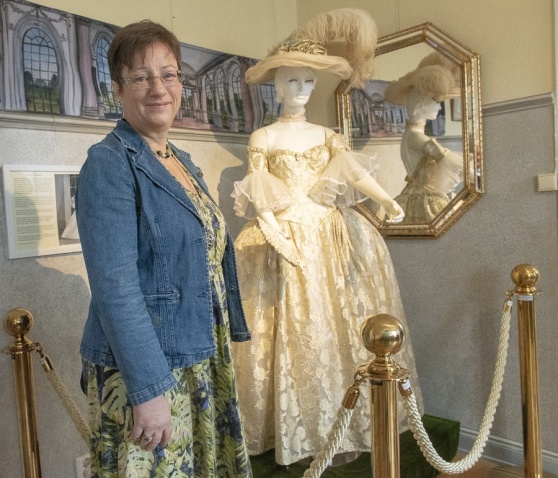 Operasångerskan Lena Nordin framför Ulla Sallerts kostym i älsklingsrollen i Mme de Pompadour. Operasångerskan Lena Nordin framför Ulla Sallerts kostym i älsklingsrollen i Mme de Pompadour.